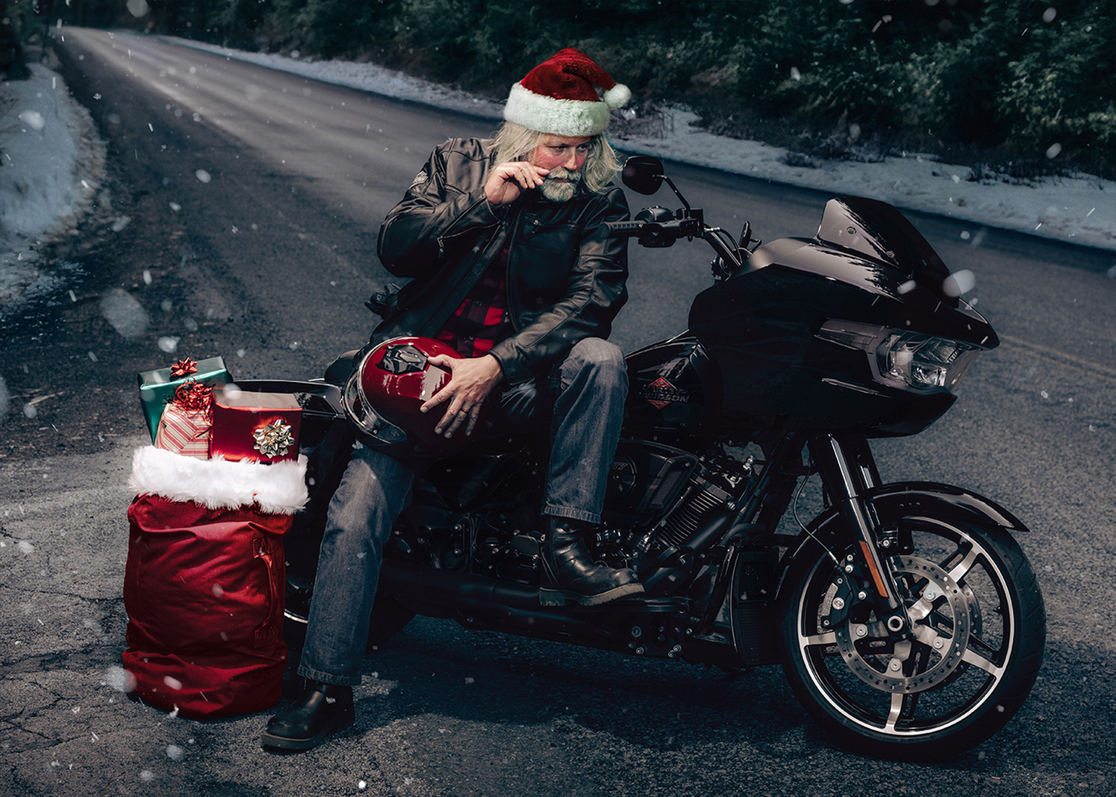 Kerstman op geparkeerde motorfiets